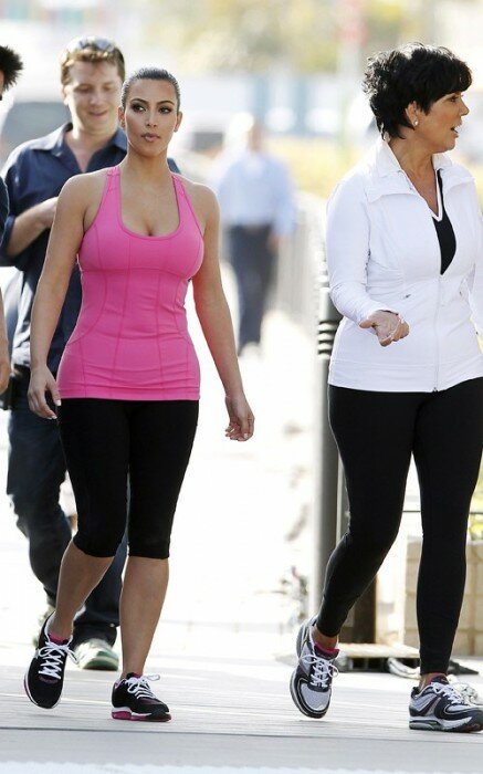 kim-kardashian-pink-workout-gear Kim Kardashian pink lycra!